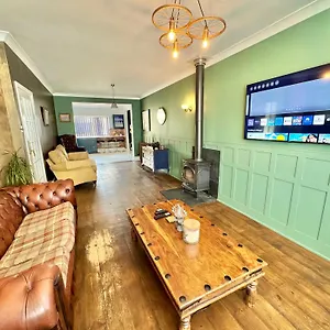 Holiday home 5 Bedroom House - Large Garden With Hot Tub - Sleeps 11 - Close To - Free Parking, Bournemouth